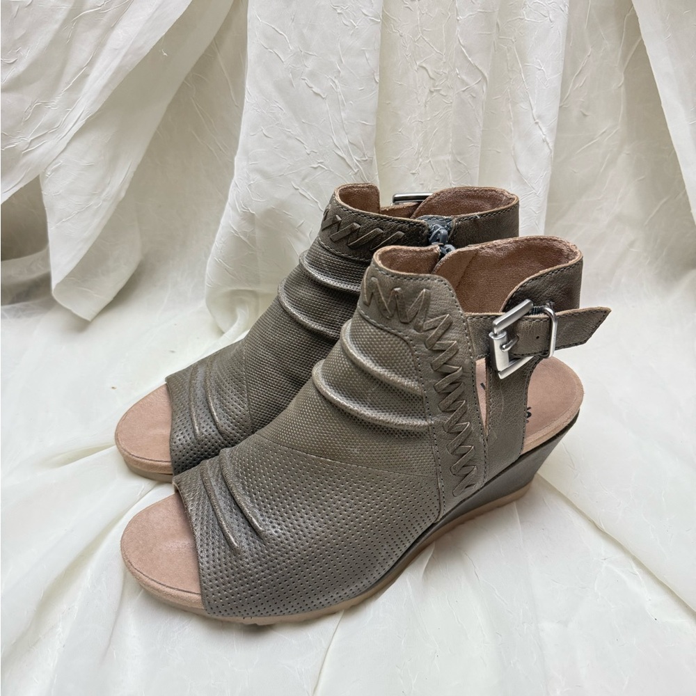 NWOT Earth Women's Tan Heeled Sandals size 7